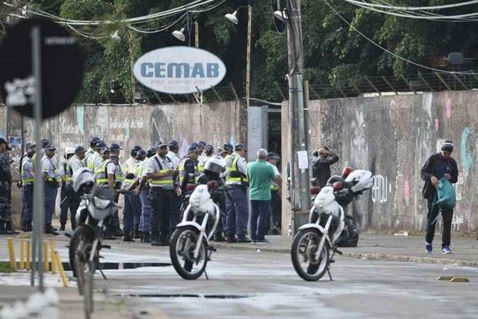 Estudantes desocuparam Cemab, em Taguatinga, de forma pacífica no início da manhã desta terça-feira(foto: Breno Fortes/CB/D.A Press) Estudantes desocuparam Cemab, em Taguatinga, de forma pacífica no início da manhã desta terça-feira(foto: Breno Fortes/CB/D.A Press)