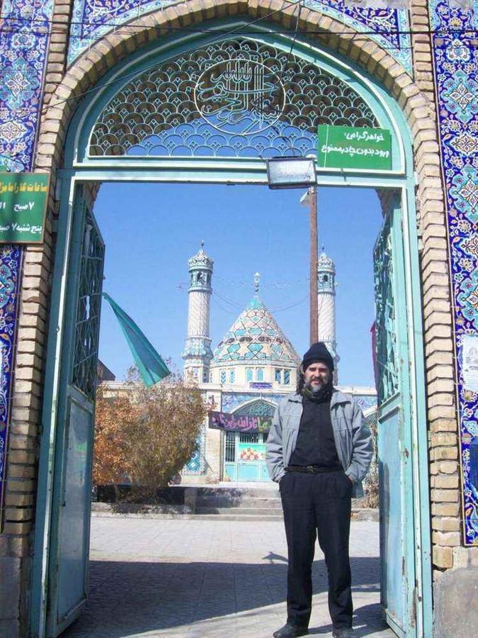 Rutênio no portal da Mesquita de Imamzadeh Zeinab Khatoon, em Kahak, Irã(foto: Arquivo Pessoal) Rutênio no portal da Mesquita de Imamzadeh Zeinab Khatoon, em Kahak, Irã(foto: Arquivo Pessoal)