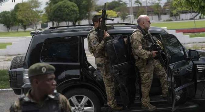 Serão adquiridos 30 carros, dos quais 12 terão blindagem de nível III-A(foto: Mauro Pimentel/AFP) Serão adquiridos 30 carros, dos quais 12 terão blindagem de nível III-A(foto: Mauro Pimentel/AFP)