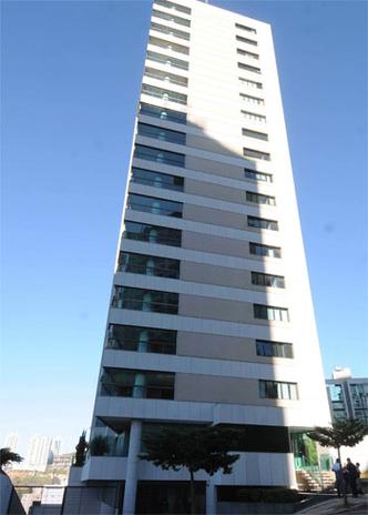 Prédio onde a família ficou soba mira de bandidos em Nova Lima (foto: Paulo Filgueiras/EM/D.A Press) Prédio onde a família ficou soba mira de bandidos em Nova Lima (foto: Paulo Filgueiras/EM/D.A Press)