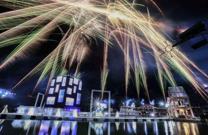 Perfeições e fogos de artifícios atraem turistas de vários lugares: espetáculos de luz (foto: Natal Luz/Divulgação) Perfeições e fogos de artifícios atraem turistas de vários lugares: espetáculos de luz (foto: Natal Luz/Divulgação)