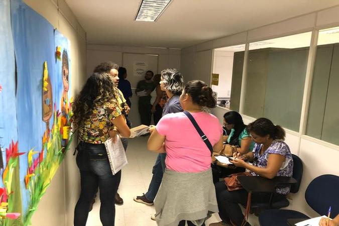 Na manhã desta terça-feira (11/2), os professores foram à Coordenação Regional de Ensino de Plano Piloto em busca de respostas(foto: Walder Galvão/CB/D.A Press) Na manhã desta terça-feira (11/2), os professores foram à Coordenação Regional de Ensino de Plano Piloto em busca de respostas(foto: Walder Galvão/CB/D.A Press)