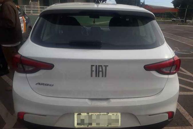 O carro do motorista de aplicativo foi encontrado após suspeitos indicarem o local (foto: PMDF/Divulgação) O carro do motorista de aplicativo foi encontrado após suspeitos indicarem o local (foto: PMDF/Divulgação)
