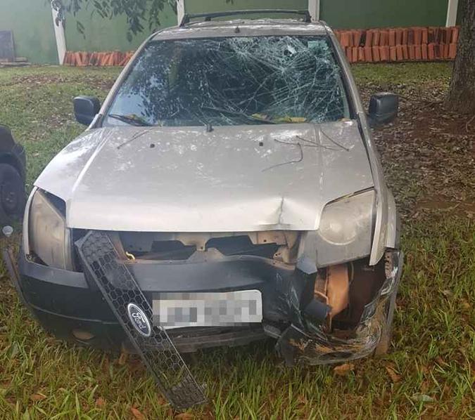 Carro usado pelo pai para tentar atropelar o jovem de 18 anos(foto: Divulgação/PCDF) Carro usado pelo pai para tentar atropelar o jovem de 18 anos(foto: Divulgação/PCDF)