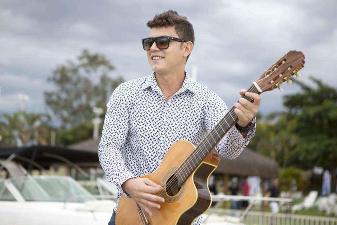 Cantor Thiago Nascimento terá agenda cheia no réveillon: ele tocará em duas festas(foto: Bruno Santiago/Divulgação) Cantor Thiago Nascimento terá agenda cheia no réveillon: ele tocará em duas festas(foto: Bruno Santiago/Divulgação)