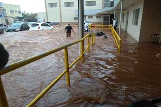 A entrada do Hospital São Francisco ficou tomada por água(foto: Arquivo pessoal) A entrada do Hospital São Francisco ficou tomada por água(foto: Arquivo pessoal)