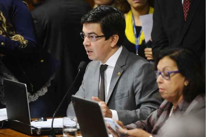Randolfe comemorou a leitura do relatório na tarde de ontem na Comissão de Constituição e Justiça: Randolfe comemorou a leitura do relatório na tarde de ontem na Comissão de Constituição e Justiça: