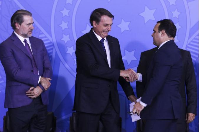 Bolsonaro deu posse ao novo ministro da Secretaria-Geral da Presidência, Jorge de Oliveira, major da reserva da Polícia Militar do DF(foto: Valter Campanato/Agência Brasil) Bolsonaro deu posse ao novo ministro da Secretaria-Geral da Presidência, Jorge de Oliveira, major da reserva da Polícia Militar do DF(foto: Valter Campanato/Agência Brasil)