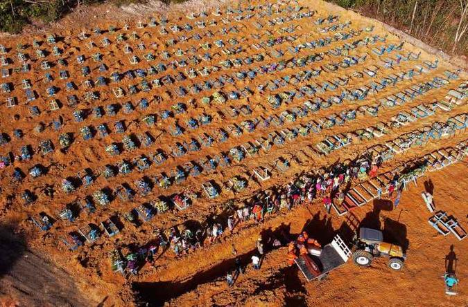 Enterros em uma única cova em cemitério na zona norte de Manaus, uma medida já adotada em outros países(foto: AFP / MICHAEL DANTAS) Enterros em uma única cova em cemitério na zona norte de Manaus, uma medida já adotada em outros países(foto: AFP / MICHAEL DANTAS)