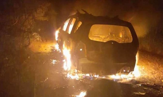 Criminosos fugiram no carro da polícia e depois incendiaram o veículo (foto: Redes Sociais/Reprodução) Criminosos fugiram no carro da polícia e depois incendiaram o veículo (foto: Redes Sociais/Reprodução)