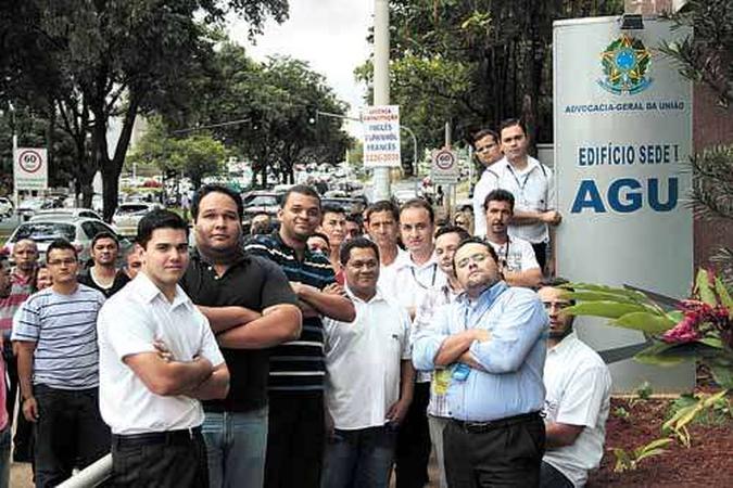 Terceirizados protestam diante da sede da Advocacia-Geral da União. Setor recebe R$ 8 bilhões por ano(foto: Ana Rayssa/Esp. CB/D.A Press) Terceirizados protestam diante da sede da Advocacia-Geral da União. Setor recebe R$ 8 bilhões por ano(foto: Ana Rayssa/Esp. CB/D.A Press)