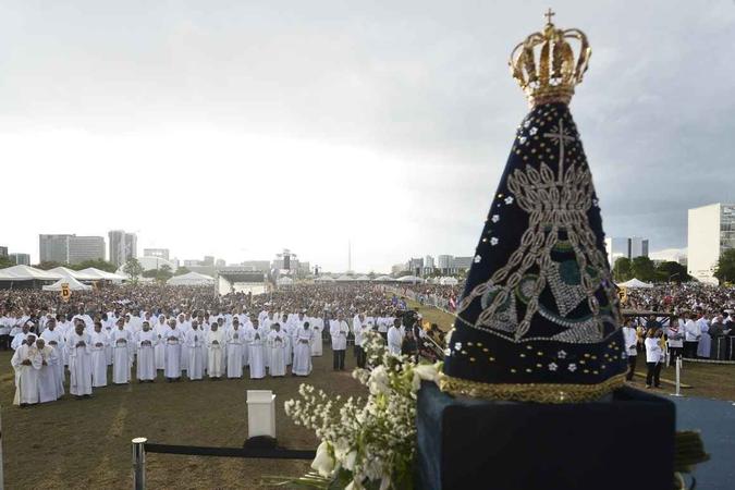 Fieis se reúnem para orações a Nossa Senhora Aparecida(foto: Minervino Júnior/CB/D.A Press) Fieis se reúnem para orações a Nossa Senhora Aparecida(foto: Minervino Júnior/CB/D.A Press)