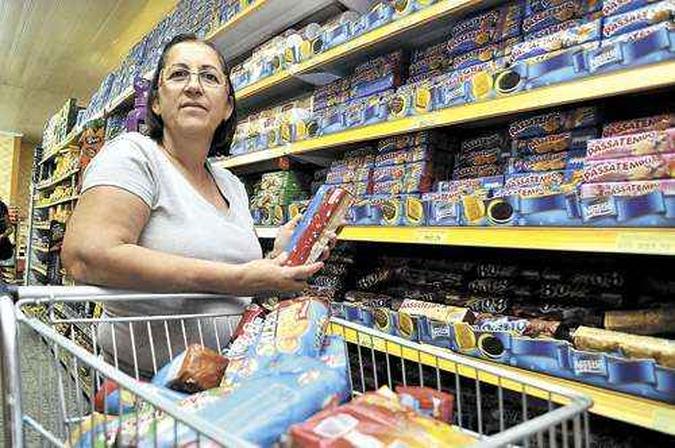 Aposentada, Sandra Carvalho diz que o biscoito preferido da família, o Passatempo, está mais leve. A Nestlé, dona do produto, confirma: antes eram 200 gramas, agora são 140 gramas(foto: Antonio Cunha/Esp. CB/D.A Press - 19/6/12) Aposentada, Sandra Carvalho diz que o biscoito preferido da família, o Passatempo, está mais leve. A Nestlé, dona do produto, confirma: antes eram 200 gramas, agora são 140 gramas(foto: Antonio Cunha/Esp. CB/D.A Press - 19/6/12)