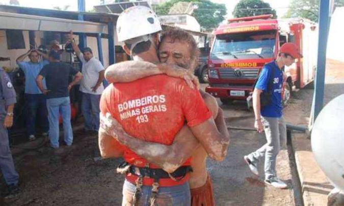 Em 2011, operário caiu em uma cisterna de 17 metros e foi salvo por um militar da 4ª Companhia de Patos de Minas. A imagem viralizou na internet como se fosse de Brumadinho(foto: Aislan Henrique/Divulgação/Corpo de Bombeiros) Em 2011, operário caiu em uma cisterna de 17 metros e foi salvo por um militar da 4ª Companhia de Patos de Minas. A imagem viralizou na internet como se fosse de Brumadinho(foto: Aislan Henrique/Divulgação/Corpo de Bombeiros)