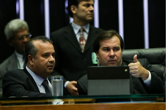Marinho ao lado de Maia: qualquer mudança, mesmo do BPC e dos trabalhadores rurais, mexe no impacto fiscal(foto: Marcelo Camargo/Agência Brasil) Marinho ao lado de Maia: qualquer mudança, mesmo do BPC e dos trabalhadores rurais, mexe no impacto fiscal(foto: Marcelo Camargo/Agência Brasil)