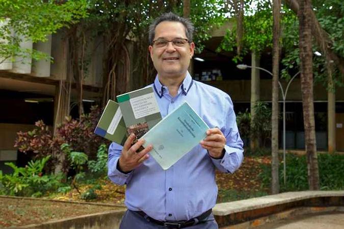 O professor tem quatro livros com teorias do direito em alemão (foto: Audrey Luiza/Secom UnB) O professor tem quatro livros com teorias do direito em alemão (foto: Audrey Luiza/Secom UnB)