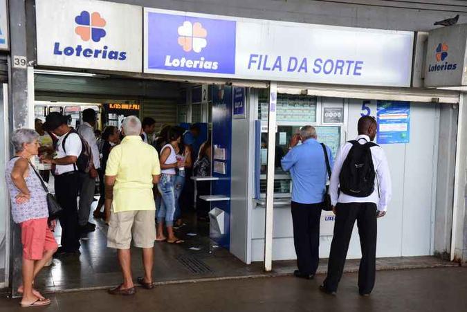 Segundo a AGU, 70% dos saques de benefícios sociais são realizados por meio de cartões nas lotéricas(foto: Antonio Cunha/CB/D.A Press) Segundo a AGU, 70% dos saques de benefícios sociais são realizados por meio de cartões nas lotéricas(foto: Antonio Cunha/CB/D.A Press)