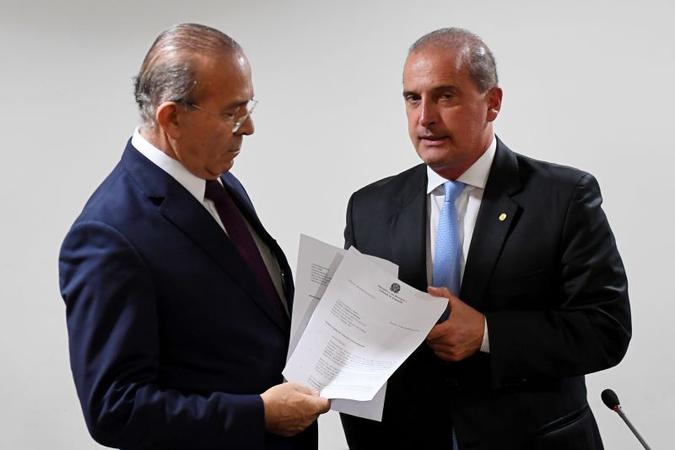 Lorenzoni entregou a lista com os nomes ao ministro-chefe da Casa Civil, Eliseu Padilha (foto: Evaristo Sa/AFP) Lorenzoni entregou a lista com os nomes ao ministro-chefe da Casa Civil, Eliseu Padilha (foto: Evaristo Sa/AFP)