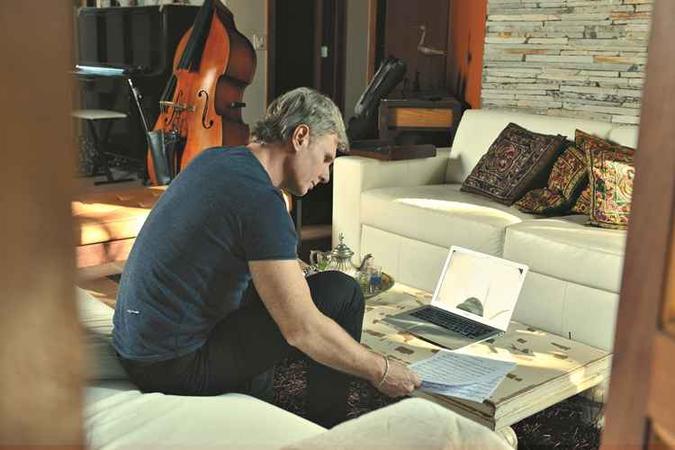 Músico é contrabaixista e compositor (foto: Andréia Marliere/divulgação ) Músico é contrabaixista e compositor (foto: Andréia Marliere/divulgação )