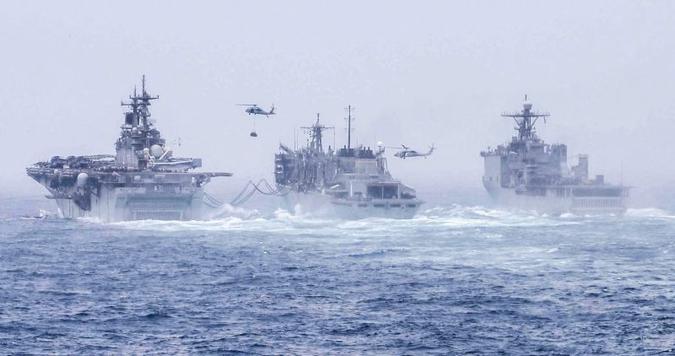 O navio de assalto USS Boxer (E), à frente de outras embarcações dos EUA, no Mar da Arábia: O navio de assalto USS Boxer (E), à frente de outras embarcações dos EUA, no Mar da Arábia: