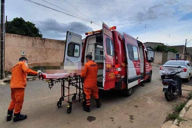 A idosa foi resgatada e levada ao Hospital Regional de Planaltina(foto: PCDF/Divulgação) A idosa foi resgatada e levada ao Hospital Regional de Planaltina(foto: PCDF/Divulgação)