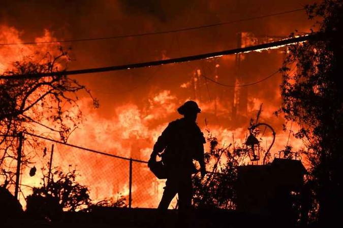Nas duas últimas semanas, o estado sofreu um dos maiores incêndios de sua história, com pelo menos 87 mortes confirmadas e 500 desaparecidos(foto: AFP/Robyn Beck) Nas duas últimas semanas, o estado sofreu um dos maiores incêndios de sua história, com pelo menos 87 mortes confirmadas e 500 desaparecidos(foto: AFP/Robyn Beck)