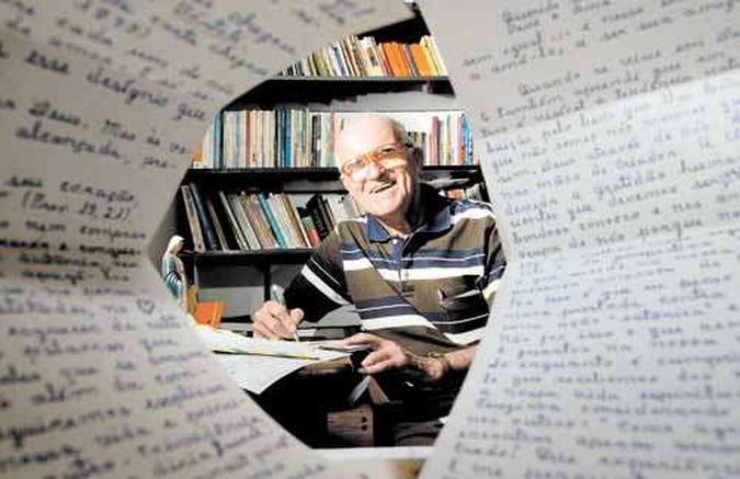 O padre José Debortoli costuma escrever ao menos 15 cartas por mês: O padre José Debortoli costuma escrever ao menos 15 cartas por mês: