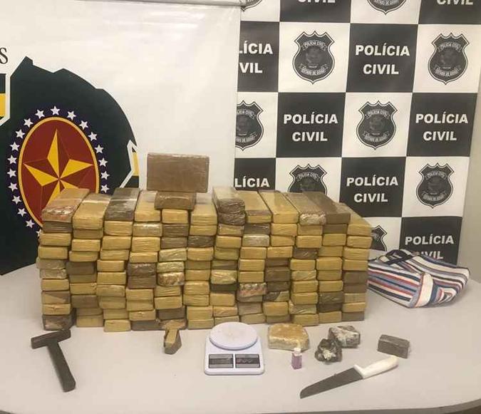 A maconha foi apreendida na residência apontada como ponto do tráfico na região(foto: Divulgação/Radar Ocidental) A maconha foi apreendida na residência apontada como ponto do tráfico na região(foto: Divulgação/Radar Ocidental)