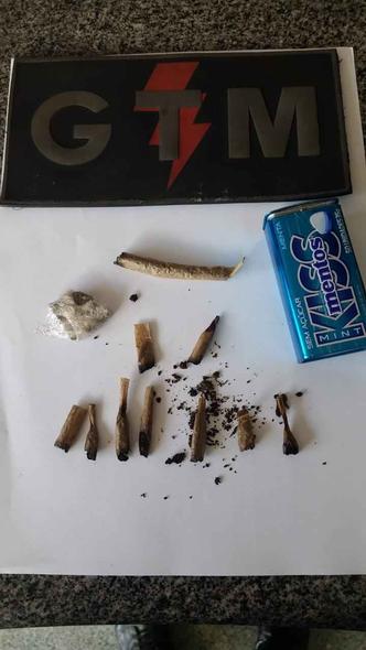 Dentro do veículo, os militares localizaram na carteira dele uma porção de maconha envolvida em papel filme, além de outras porções em um caixa azul(foto: PMDF/Divulgação) Dentro do veículo, os militares localizaram na carteira dele uma porção de maconha envolvida em papel filme, além de outras porções em um caixa azul(foto: PMDF/Divulgação)