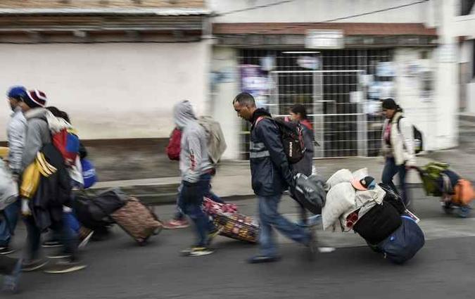 O Peru calcula que mais de 20 mil venezuelanos deverão entrar no país antes do início da exigência do passaporte. (foto: Luis Robayo / AFP) O Peru calcula que mais de 20 mil venezuelanos deverão entrar no país antes do início da exigência do passaporte. (foto: Luis Robayo / AFP)