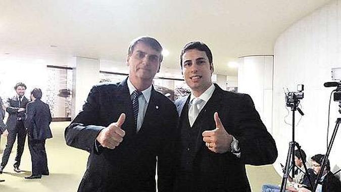 O candidato Matheus Sathler (D) posa ao lado de Jair Bolsonar(foto: Facebook/ Reprodução) O candidato Matheus Sathler (D) posa ao lado de Jair Bolsonar(foto: Facebook/ Reprodução)