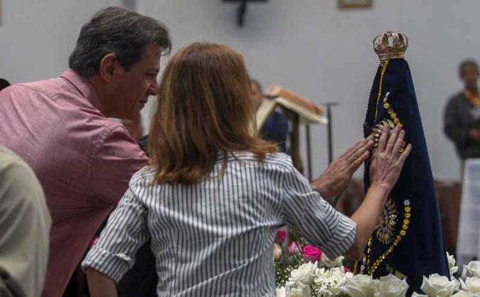Haddad e a mulher, Ana Estela, diante da imagem de Nossa Senhora Aparecida (foto: AFP) Haddad e a mulher, Ana Estela, diante da imagem de Nossa Senhora Aparecida (foto: AFP)