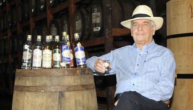 Carlos Átila na fazenda onde produzia uma de suas paisões: a Cachaça do Ministro(foto: Ed Alves/CB/D.A Press) Carlos Átila na fazenda onde produzia uma de suas paisões: a Cachaça do Ministro(foto: Ed Alves/CB/D.A Press)