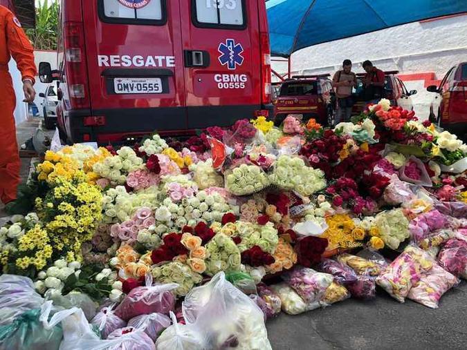 Muitas pessoas levaram flores para homenagear as vítimas da tragédia em Brumadinho(foto: Ana Graziela Aguiar/TV Brasil ) Muitas pessoas levaram flores para homenagear as vítimas da tragédia em Brumadinho(foto: Ana Graziela Aguiar/TV Brasil )