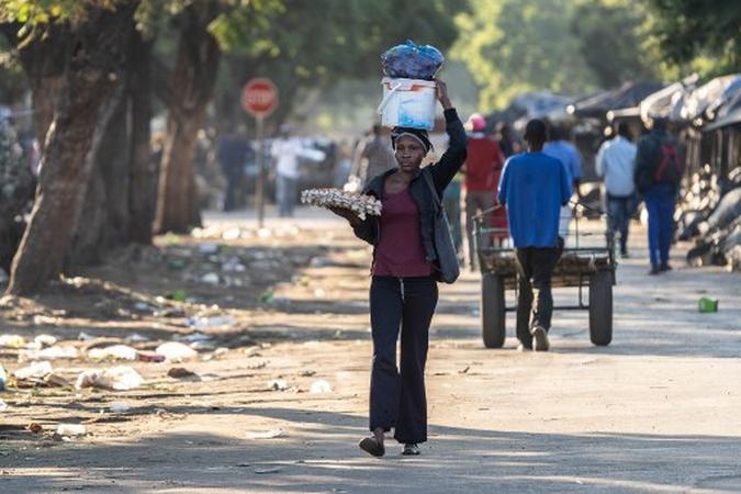 Devido à economia amplamente informalizada do país, alguns fornecedores também desafiaram o bloqueio e entraram na cidade para vender seus produtos.(foto: ZINYANGE AUNTONY / AFP) Devido à economia amplamente informalizada do país, alguns fornecedores também desafiaram o bloqueio e entraram na cidade para vender seus produtos.(foto: ZINYANGE AUNTONY / AFP)