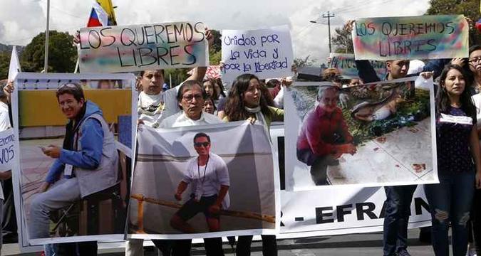Pessoas protestam pela libertação dos jornalistas equatorianos(foto: Cristina Vega / AFP) Pessoas protestam pela libertação dos jornalistas equatorianos(foto: Cristina Vega / AFP)