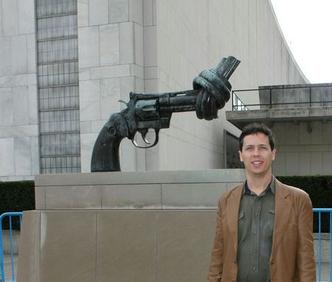 Rodrigo em frente ao monumento Arma Amarrada: Rodrigo em frente ao monumento Arma Amarrada: