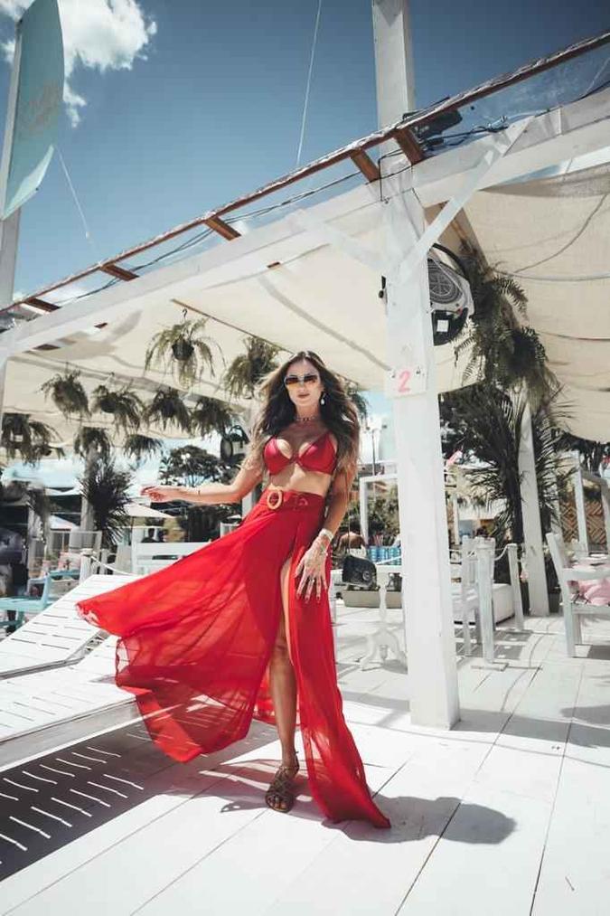 A empresária Cecília Albina Rosa optou por um look monocromático, com peças da marca Sun Rosè, para uma comemoração à luz do dia. Os tecidos fluidos combinados com cropped ou top são marca registrada do verão(foto: Divulgação/Instagram) A empresária Cecília Albina Rosa optou por um look monocromático, com peças da marca Sun Rosè, para uma comemoração à luz do dia. Os tecidos fluidos combinados com cropped ou top são marca registrada do verão(foto: Divulgação/Instagram)