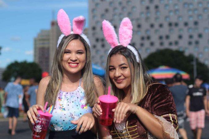As amigas Rafaela Ingrid e Kelly Cristina, que vieram de Planaltina, querem dançar muito(foto: Luis Nova/Esp. CB/D.A Press) As amigas Rafaela Ingrid e Kelly Cristina, que vieram de Planaltina, querem dançar muito(foto: Luis Nova/Esp. CB/D.A Press)