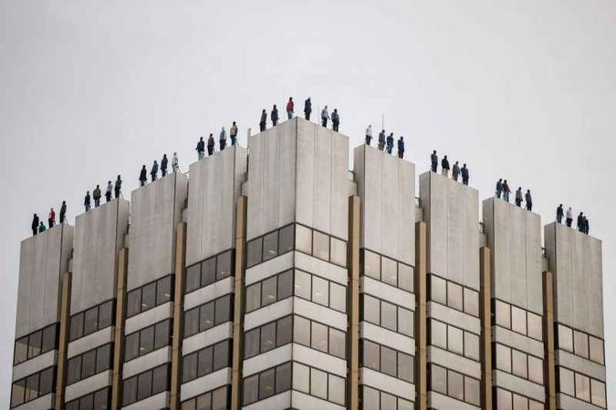 Campanha de prevenção: estátuas no alto de prédio de Londres alertam para a necessidade de estar atento ao tema(foto: Tolga Akmen/AFP) Campanha de prevenção: estátuas no alto de prédio de Londres alertam para a necessidade de estar atento ao tema(foto: Tolga Akmen/AFP)