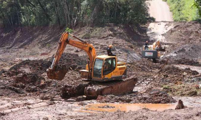 Máquinas são usadas na operação de buscas(foto: Edesio Ferreira/EM/D.A Press) Máquinas são usadas na operação de buscas(foto: Edesio Ferreira/EM/D.A Press)