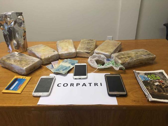 Drogas, celulares e caderno com contabilidade do tráfico foram encontrados (foto: Divulgação/PCDF) Drogas, celulares e caderno com contabilidade do tráfico foram encontrados (foto: Divulgação/PCDF)