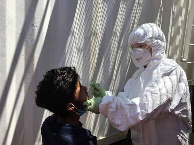 Há 14.094 pessoas internadas em todo o estado em casos suspeitos ou confirmados com a covid-19, sendo 6.416 em unidades de terapia intensiva (UTI) e 8.488 em enfermarias(foto: AFP / Shahzad ABDUL) Há 14.094 pessoas internadas em todo o estado em casos suspeitos ou confirmados com a covid-19, sendo 6.416 em unidades de terapia intensiva (UTI) e 8.488 em enfermarias(foto: AFP / Shahzad ABDUL)