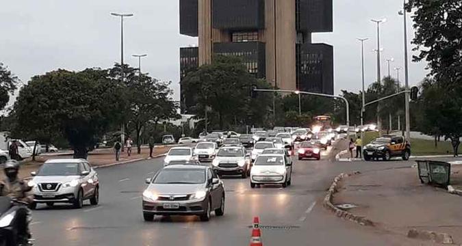 Os eixinhos tiveram grande fluxo de carros nesta manhã, mas, segundo o Detran, não houve grandes pontos de congestionamento na região(foto: Ed Alves/CB/D.A Press) Os eixinhos tiveram grande fluxo de carros nesta manhã, mas, segundo o Detran, não houve grandes pontos de congestionamento na região(foto: Ed Alves/CB/D.A Press)