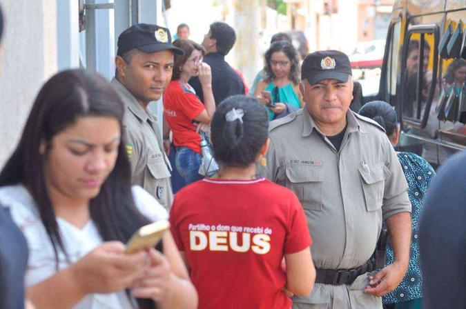 Fiéis foram à sede do Ministério Público em Formosa pedir justiça e explicações(foto: Minervino Junior/CB/D.A Press) Fiéis foram à sede do Ministério Público em Formosa pedir justiça e explicações(foto: Minervino Junior/CB/D.A Press)