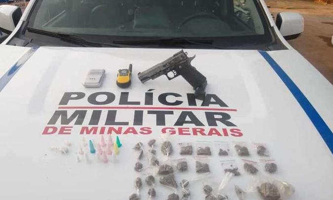 Apreensão feita pela PM no Aglomerado da Serra(foto: Divulgação/Polícia Militar) Apreensão feita pela PM no Aglomerado da Serra(foto: Divulgação/Polícia Militar)