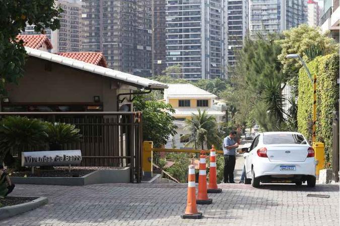 Fachada do condomínio Vivendas da Barra, localizado na zona oeste do Rio de Janeiro, onde reside o presidente da República, Jair Bolsonaro(foto: Wilton Junior/Estadão Conteúdo ) Fachada do condomínio Vivendas da Barra, localizado na zona oeste do Rio de Janeiro, onde reside o presidente da República, Jair Bolsonaro(foto: Wilton Junior/Estadão Conteúdo )