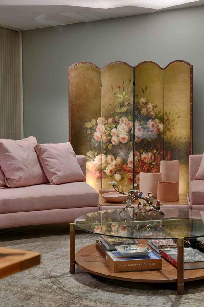 A arquiteta Gislene Lopes mesclou tons claros com estampas e provou que é possível combinar esses elementos com elegância. A cor dos móveis completam a composição do ambiente, que contempla o rústico com o moderno. (foto: Jomar Bragança/Divulgação) A arquiteta Gislene Lopes mesclou tons claros com estampas e provou que é possível combinar esses elementos com elegância. A cor dos móveis completam a composição do ambiente, que contempla o rústico com o moderno. (foto: Jomar Bragança/Divulgação)