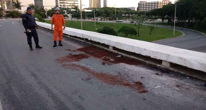 Policial militar e bombeiro examinam viaduto de onde o motociclista caiu: causas do acidente são desconhecidas(foto: CBMDF/Divulgação) Policial militar e bombeiro examinam viaduto de onde o motociclista caiu: causas do acidente são desconhecidas(foto: CBMDF/Divulgação)