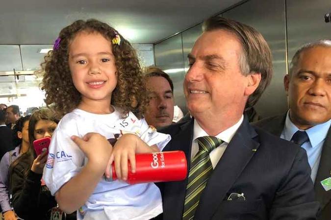 As crianças tiraram fotos e cumprimentaram o presidente da República(foto: PMDF/Divulgação) As crianças tiraram fotos e cumprimentaram o presidente da República(foto: PMDF/Divulgação)